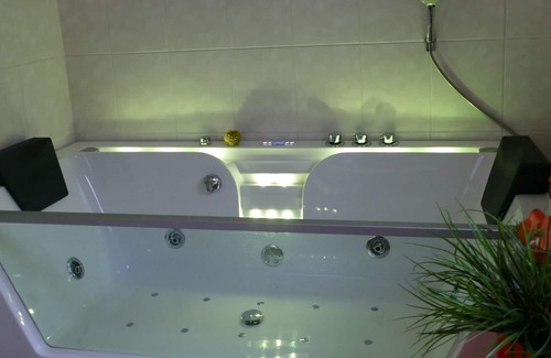 Wrexen House | Fantastic Holiday home with jacuzzi and fireplace at the border of a wood