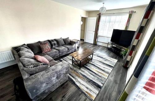 Basildon House | Inviting Home: Guest Rated 10/10, Family-Friendly Stay