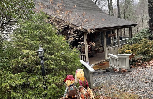 Sapphire House | Mountain View Resort: Pet Friendly with Spa & Outdoor Bliss