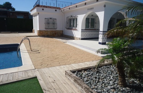 Les Tres Cales Ski Chalet | Inviting Villa with Private Pool, Ocean View & Top Rating