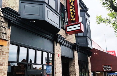 Wisconsin Dells Apartment | Prime Location in Downtown Wisconsin Dells with Spa & Breakfast