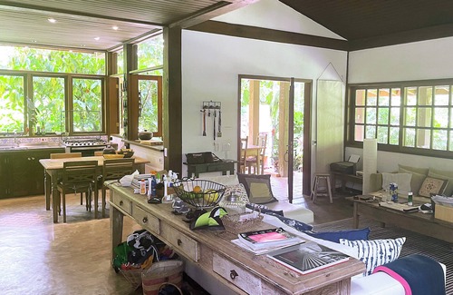Camburi House | Inviting Home with Tropical Garden and Refreshing Pool