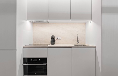 Santa Maria Maior Apartment | Prime Location 1 Bedroom - Be Our Guest with Great Amenities