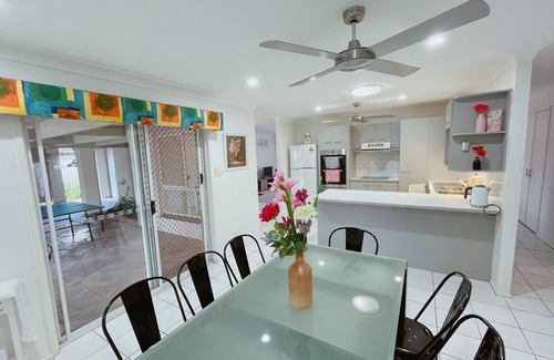 Hillcrest House | Unforgettable Ocean View Retreat with Spa & Breakfast