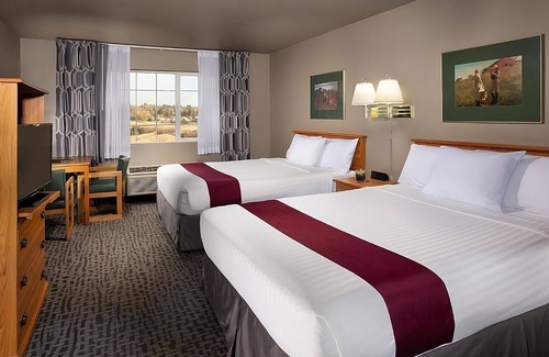 Pullman Hotel | Convenient Pullman Hotel: Free Breakfast, Pool & Parking