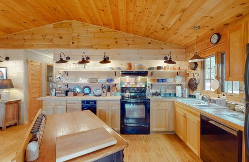 Orland House | Idyllic Pondside Retreat with Firepit, Deck & Kayaks