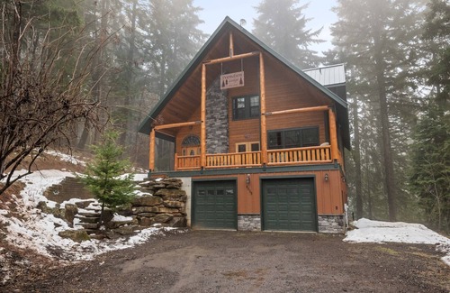 Parkdale House | Inviting Rustic Mountain Lodge with Game Room & Pet Friendly