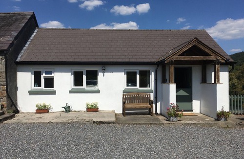 Pentrefelin Cottage | Ideal Location Near Brechfa Forest with Family-Friendly Amenities