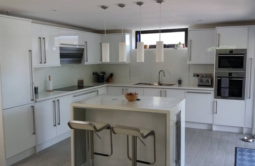 Brighstone House | Charming Home with Hot Tub in Beautiful Brighstone Village