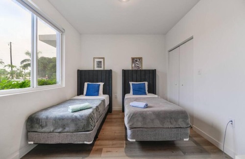 Golden Glades House | Cozy Townhouse Just 15 Minutes from the Beach