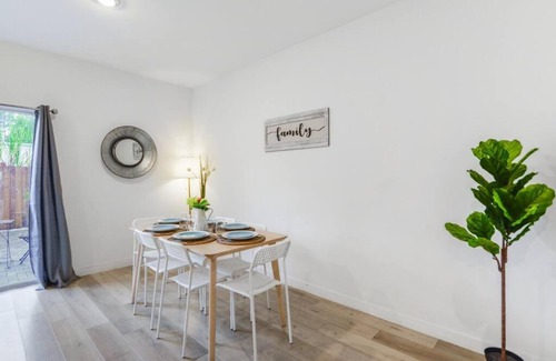 Golden Glades House | Cozy Townhouse Just 15 Minutes from the Beach
