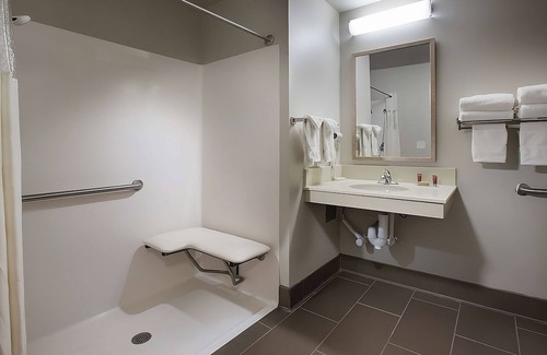 Pullman Hotel | Scenic Retreat at Pullman: Pool, Breakfast & Family-Friendly