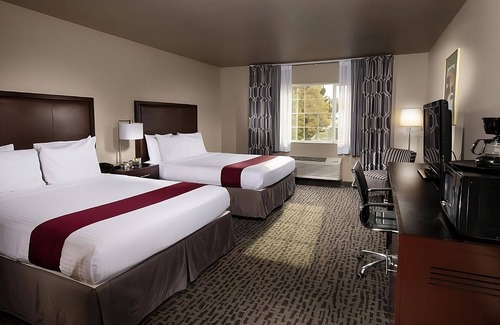 Pullman Hotel | Scenic Retreat at Pullman: Pool, Breakfast & Family-Friendly