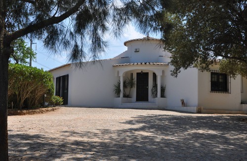 Sargacal Villa | Premier Villa with Pool & Tennis Court Near Lagos