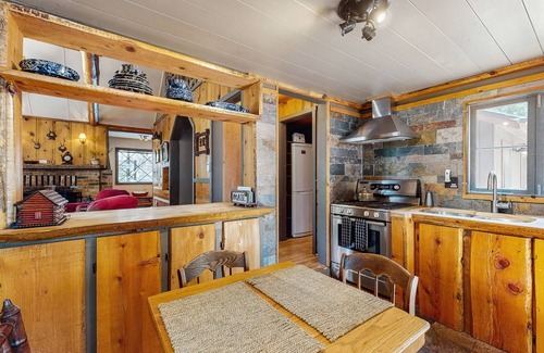 Idyllwild Cabin | Serene Wooded Retreat with Private Hot Tub & WiFi