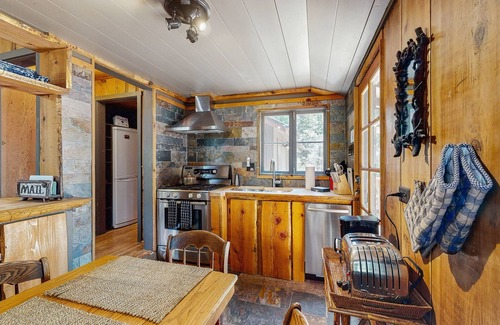 Idyllwild Cabin | Serene Wooded Retreat with Private Hot Tub & WiFi
