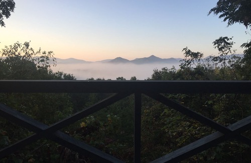 Hiawassee House | Breathtaking Mountain Views with Pet-Friendly Amenities