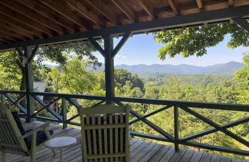 Hiawassee House | Breathtaking Mountain Views with Pet-Friendly Amenities