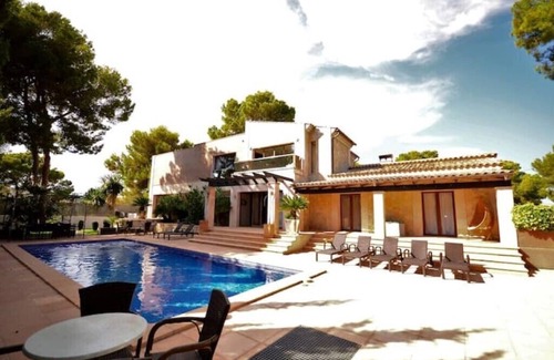 Torrenova House | Inviting Retreat Near the Beach with Pool and Terrace