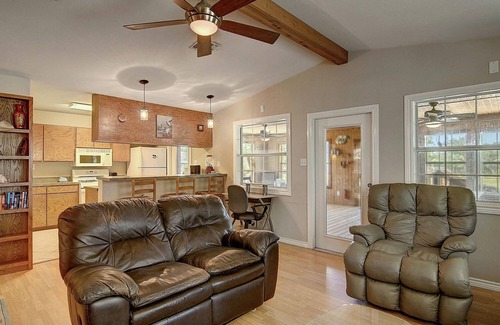 Aransas Pass House | Pet-Friendly Fantasy Oaks Lodge with Ocean Views & Pool
