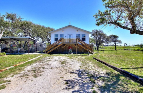 Aransas Pass House | Pet-Friendly Fantasy Oaks Lodge with Ocean Views & Pool