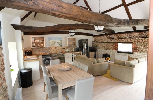 Sculthorpe Cottage | FAR BARN: Pet-Friendly Cottage with Outstanding Reviews