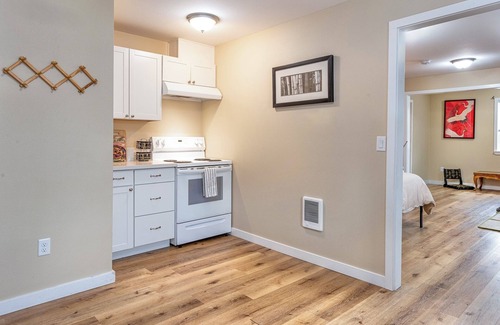 Southeast Salem Apartment | Escape to Far East: Experience Traditional Tea Rituals