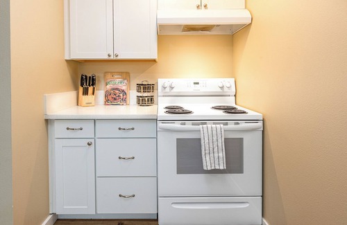 Southeast Salem Apartment | Escape to Far East: Experience Traditional Tea Rituals