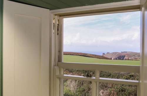 Saint Martin Cottage | Pet-Friendly Faraway Cottage with Ocean View in Porthgwarra