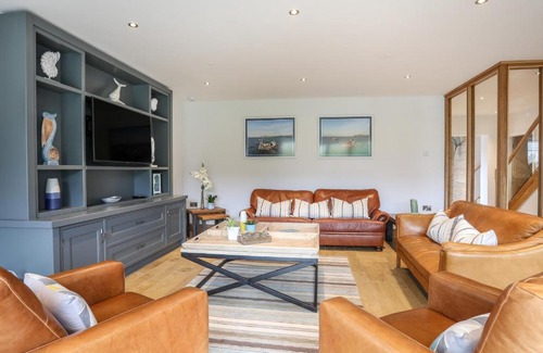 Garn Fadryn House | Faraway: 5-Star Bliss with Ocean Views and Pet-Friendly Perks