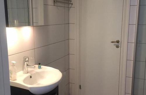 Kopingsvik Apartment | Cozy Farbror Alfreds Sjöutsikt with Oceanfront Views