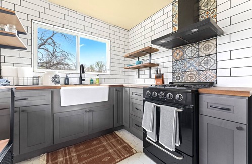 Del Valle Cabin | Relaxing Farm Cabin Retreat with Kitchen & Breakfast