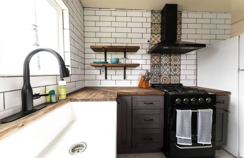 Del Valle Cabin | Relaxing Farm Cabin Retreat with Kitchen & Breakfast