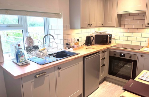 Wickhamford Cottage | Cozy Farm End Cottage: Ideal for Couples with Breakfast