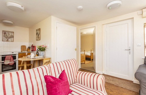 Wickhamford Cottage | Cozy Farm End Cottage: Ideal for Couples with Breakfast