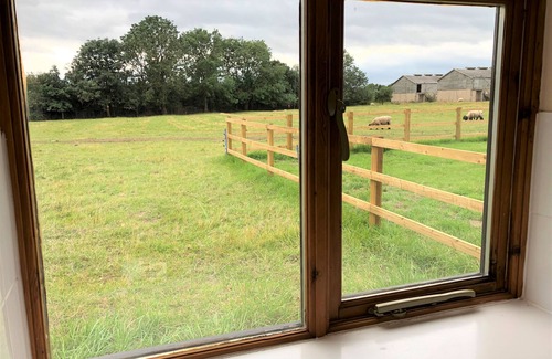 Wickhamford Cottage | Cozy Farm End Cottage: Ideal for Couples with Breakfast