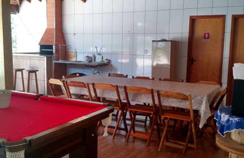 Olimpia House | Perfect Retreat: 3 Suites, Pool & WIFI Near Top Parks