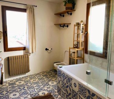 Panton Ski Chalet | Inviting Farm House Retreat in Ribeira Sacra - Child Friendly