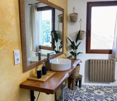 Panton Ski Chalet | Inviting Farm House Retreat in Ribeira Sacra - Child Friendly