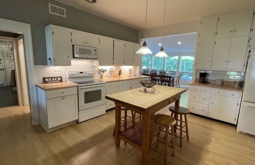 Three Oaks House | Idyllic Farmhouse Retreat with Heated Pool and Ponds