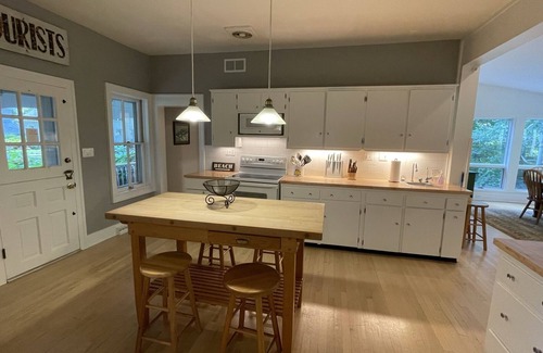 Three Oaks House | Idyllic Farmhouse Retreat with Heated Pool and Ponds