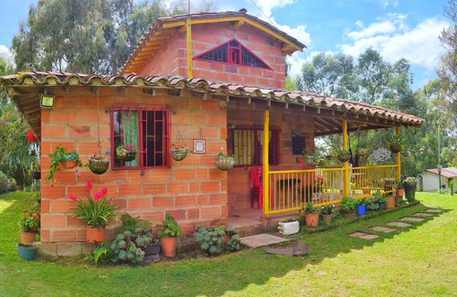 Bello House | Relax in Nature: Scenic Farmhouse for Family Getaways