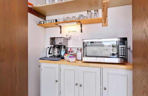 Lynden Other | Peaceful Retreat for Couples: Spa, Hot Tub & Kitchen Await