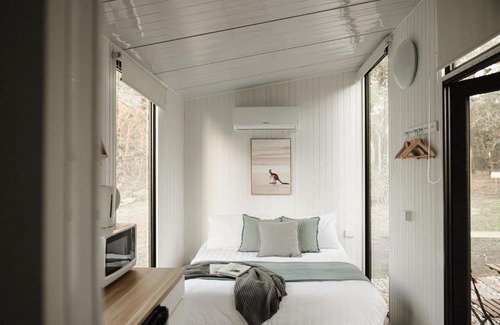 Falls Creek House | Pet-Friendly Farm Stay at Jervis Bay - 10/10 Guest Rated