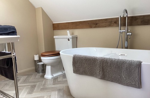 Tenbury Wells Cabin | Relaxing Farm Stay with Dark Skies and Scenic Walks
