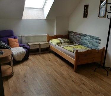 Nyrany House | Cozy Farm Stay NH Stables with Kitchen & Breakfast Included