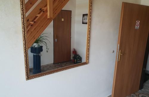 Nyrany House | Cozy Farm Stay NH Stables with Kitchen & Breakfast Included