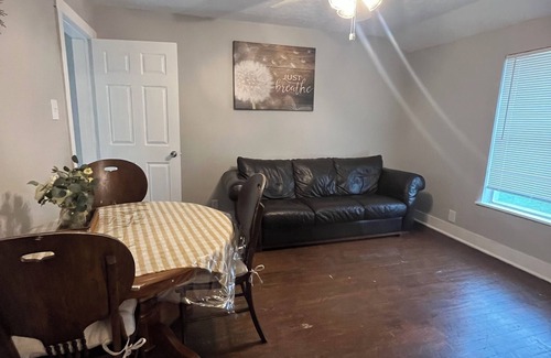 Park Place Apartment | Farm style 1-bedroom apartment with WiFi, AC in awesome Houston