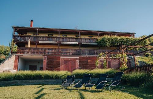 Sedlec House | Relax at Farma Ovčí Terasy: Guest Rated 9/10 & Child Friendly