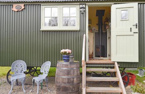 Stowford House | Cozy Farmer Oaks Hut - Perfect for Families and Gatherings